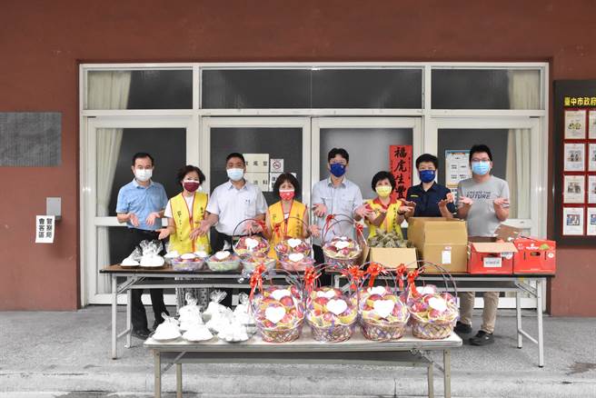 丰原警分局警察志工送水果慰劳波丽士。（警方提供）