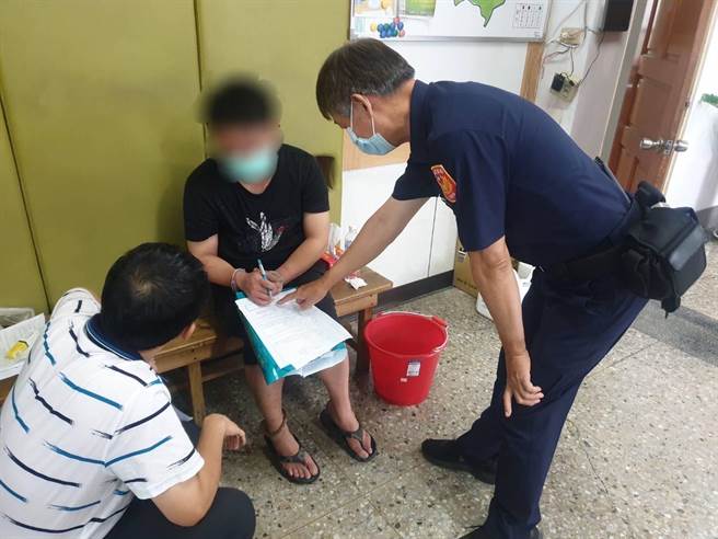 警方獲報到場，依跟蹤騷擾防制法、家庭暴力防治法等罪嫌將蔡男移送嘉義地檢署偵辦。（嘉義縣警察局提供∕呂妍庭嘉義傳真）