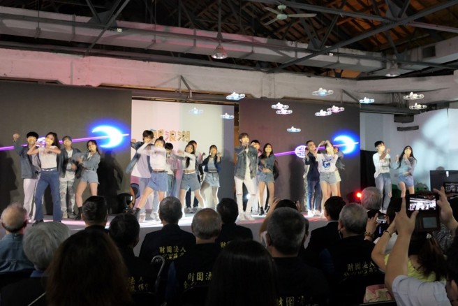 醒吾科大「醒浪潮」于华山文创园区以最酷炫的空拍机群飞及热舞表演展开序幕。(照片/醒吾科大提供)