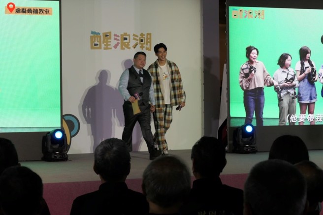 醒吾科大应届毕业生艺人王品澔现场走秀，为「醒浪潮」揭开序幕。(照片/醒吾科大提供)