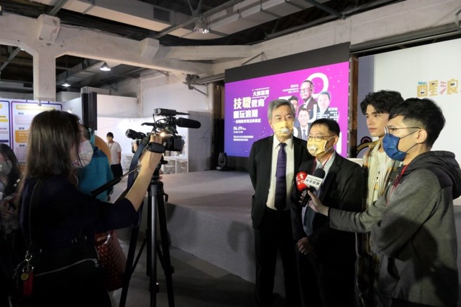 醒吾科大校长陈义文与瀚荃集团董事长杨超群及醒吾科大应届毕业生艺人王品澔接受现场媒体访问。(照片/醒吾科大提供)