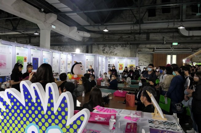 「醒市集」创意美食及新奇的文创小物，参观民眾络绎不绝。(照片/醒吾科大提供)