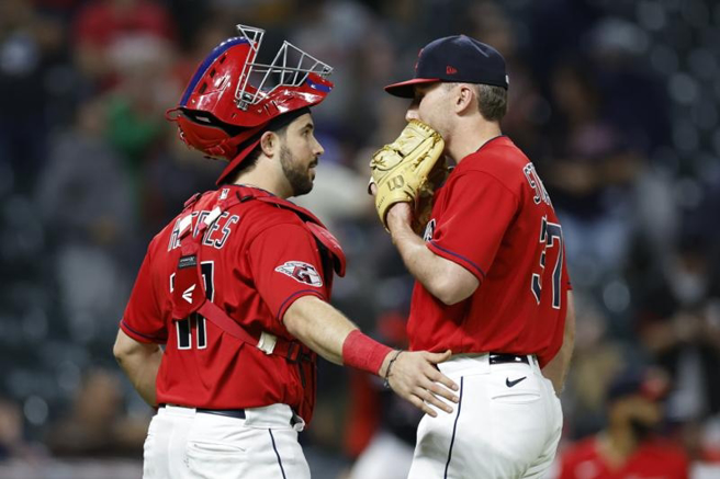 大联盟守护者队中继投手Trevor Stephan(右)与捕手交谈。（美联社）