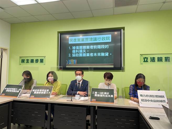 民进党立法院党团干事长郑运鹏今（10日）表示，这些言论依台湾国家利益而言，本来就是对的，「是前几年国民党走歪了！」（叶书宏摄）