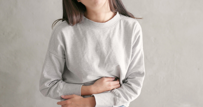 8旬阿嬤因上腹痛求診，才發現她平常愛吃夾心餅乾等甜食，沒想到因此確診胰臟癌。(示意圖/達志影像)