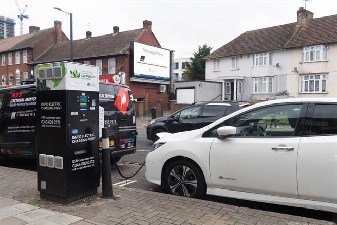 一輛電動車在英國倫敦街邊充電。 （摘自新華社）