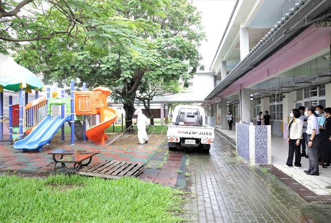 云林县下周13日起高中职以下将恢復上实体课，云林县长张丽善今（10日）上午到马光国小视察环境消毒作业。（周丽兰摄）