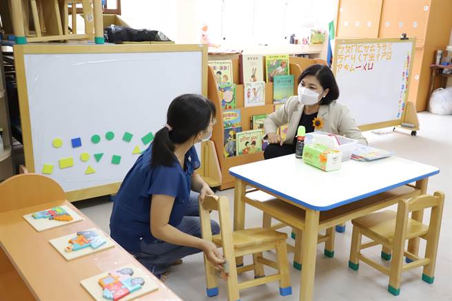 云林县各校为下周开课大清消，县长张丽善关怀问候老师。（周丽兰摄）