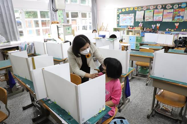 云林县5月23日起校园停课迄今，教师在班级线上教学，如有家长不方便照顾的学生，也可回班级上课，比率占全体学生10％左右。（周丽兰摄）