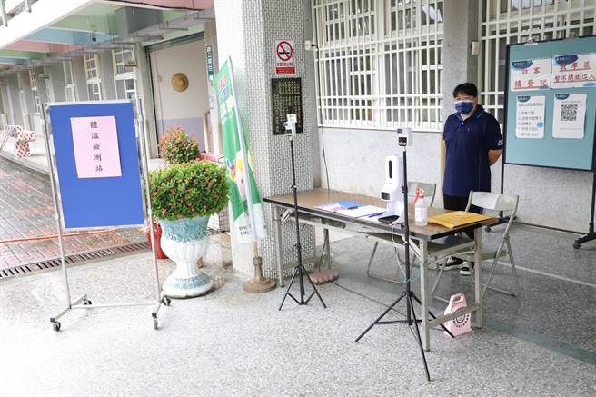 云林县下周恢復到校，一入校园先量测体温，没有发烧才能入校，中午每班再量一次体温，确保孩子没有发烧。（周丽兰摄）