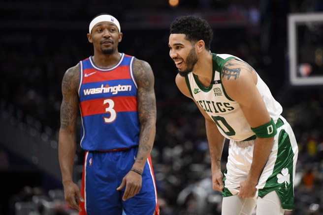 毕尔(左)从塔图小时候就在照顾他了。(美联社资料照)