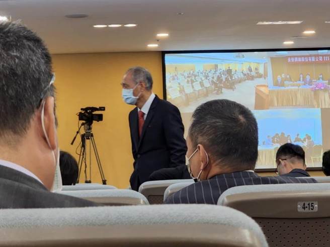 长荣国际董事长郑深池在董事选举计票时于会场内踱步。（黄琮渊摄）