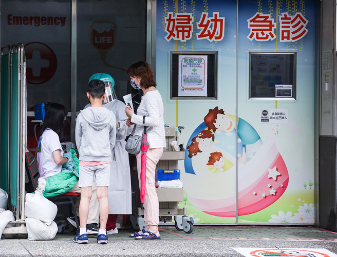本土疫情持續燒，民眾帶著孩童前往兒童門診，與醫護做病況諮詢。（羅永銘攝）
