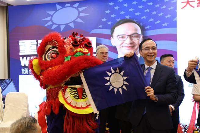 訪美中的國民黨主席朱立倫，美國時間8日受訪時重申，國民黨從黨總理孫中山創黨開始，救在美國接收到很多僑界等各方支持，歷任主席都親美，跟美方關係都非常密切；國民黨也會堅定民主自由的立場從來沒有改變，會捍衛中華民國。（國民黨提供）