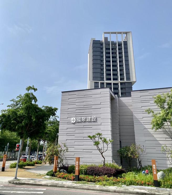 （国聚建设发起「关灯爱地球」活动，台中13个社区发起每月一日建筑外观灯关灯日！图／业者提供）