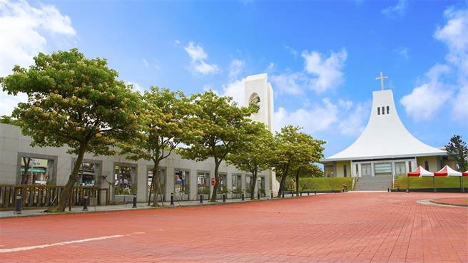 位於淡水的聖約翰科技大學在昨(9)日傳出將在112學年停招部分科系，主任秘書黃寶瑛在今(10)日證實消息，指出表示校方目前將往小而美的方向轉型，並強調校方目前沒有全面停招的打算。(圖取自聖約翰科大臉書)