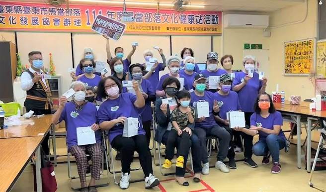 台东县长饶庆铃10日早上到台东市新生活之家社区关怀照顾据点以及马当文健站发放快筛剂。（蔡旻妤摄）