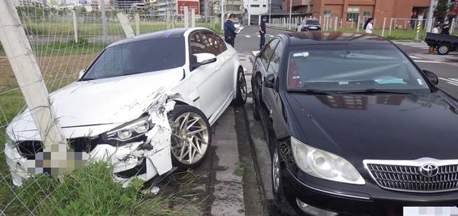两车疑均未注意路口来车，并发生擦撞，BMW轿车因此衝向人行道，撞向路旁水泥围篱柱，卡在人行道上，车头保险杆毁损，并波及另一台路旁轿车。（翻摄照片／崔正纲高雄传真）