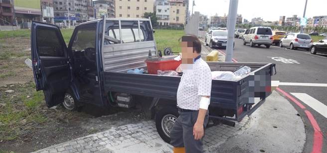 两车疑均未注意路口来车，并发生擦撞，小货车则爆胎衝破另一侧的路围篱，陷在空地内。原本要载往市场的冷冻鸡肉，因车祸耽搁鸡肉都解冻坏掉了，让司机相当无奈。（翻摄照片／崔正纲高雄传真）