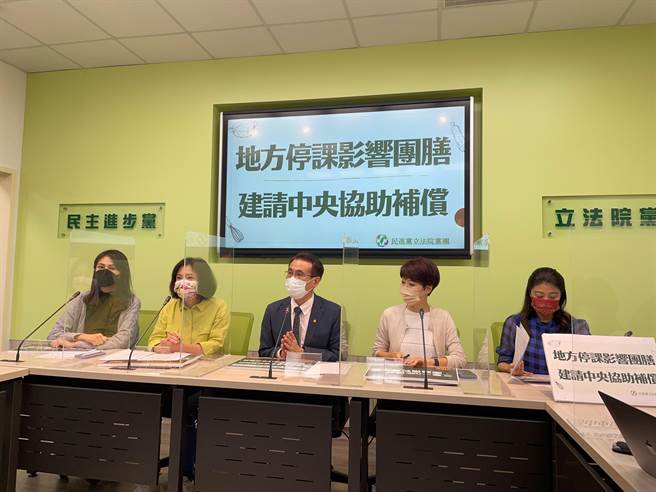 民進黨立法院黨團今（10日）舉行記者會，因新冠肺炎疫情導致各縣市學校停課，連帶影響到團膳業者生計，向行政院提出2點建議。（葉書宏攝）