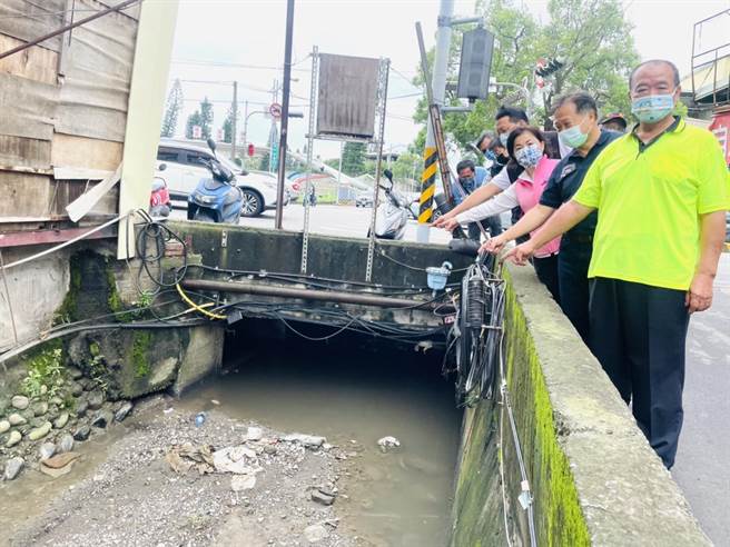 大雅区中清路、和平新路、空军第三联队周边排水沟的排水功能不良，立委杨琼璎10日前往会勘。（陈淑娥摄）