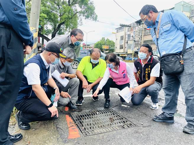 大雅区中清路、和平新路、空军第三联队周边排水沟的排水功能不良，立委杨琼璎10日前往会勘。（陈淑娥摄）