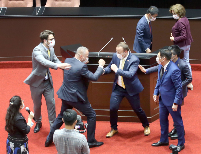 斯洛伐克國會暨布拉提斯拉瓦省訪問團9日參訪立法院，兩名團員參觀議場時搞笑地擺出打架的姿勢。（范揚光攝）
