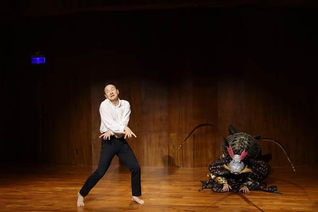 当代传奇剧场艺术总监吴兴国改编自卡夫卡的作品《蜕变》，原已经封箱，但台积电文教基金会力邀下，重新復刻并推出独家师徒版。（邱立雅摄）