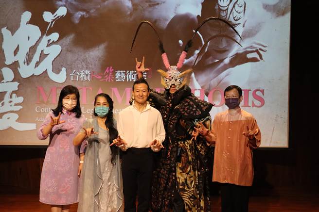 台积电文教基金会心筑艺术季压箱演展演，邀请当代传奇剧场艺术总监吴兴国演出《蜕变》。（邱立雅摄）