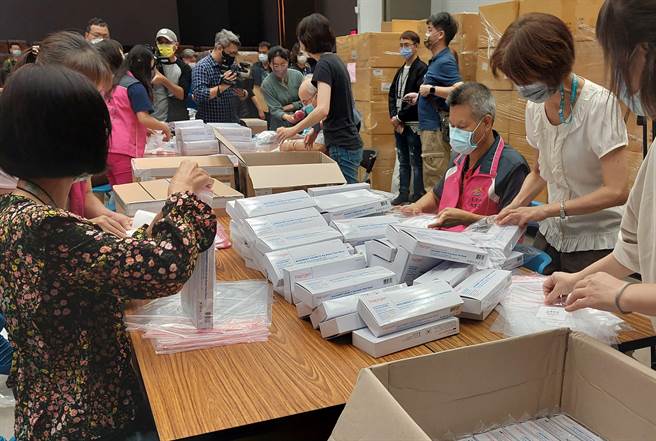 台中市政府启动「温暖助防疫」计画，分赠特定族群第一线工作人员每人2份快筛试剂，出动大批秘书处与局处同仁、临时人员和志工人员投入分装作业。惠中楼301会议室过去4天来已完成14万份快筛试剂分装。（谢琼云摄）