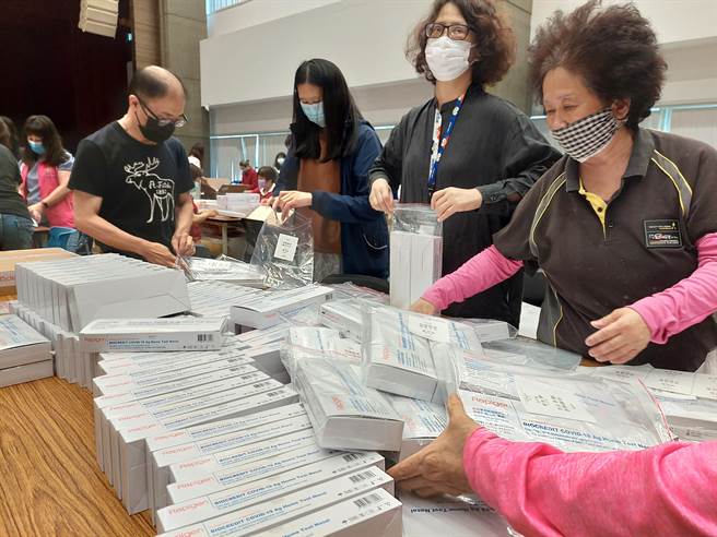 台中市政府启动「温暖助防疫」计画，分赠特定族群第一线工作人员每人2份快筛试剂，出动大批秘书处与局处同仁、临时人员和志工人员投入分装作业。惠中楼301会议室过去4天来已完成14万份快筛试剂分装。（谢琼云摄）