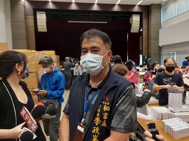 秘书处副处长李政峯说明快筛试剂装配流程与人力安排。（谢琼云摄）