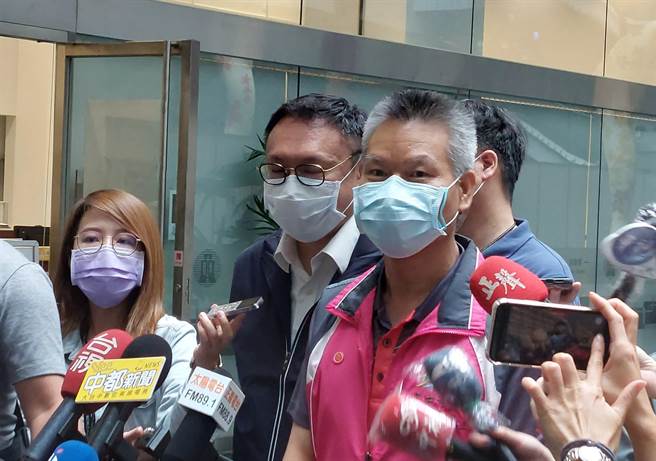 罗姓导览志工认为，投入防疫工作，就是发挥市鸟白耳画眉的互助精神。（谢琼云摄）