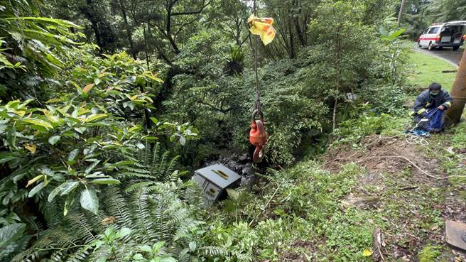新北市坪林區稍早發生貨車墜谷事故。（警方提供／李奇叡新北傳真）