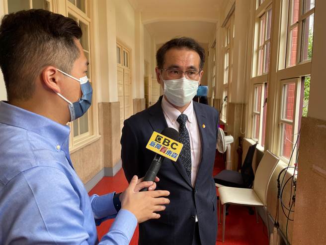 民进党立法院党团干事长郑运鹏今（10日）在立法院受访表示，桃园市长提名还是尊重中央党部的判断，如今并非在等谁，而是在等疫情。（叶书宏摄）