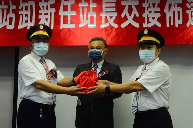 花莲新旧任站长交接。左为新任站长杨舜安、右为卸任站长林德香。（王志伟摄）