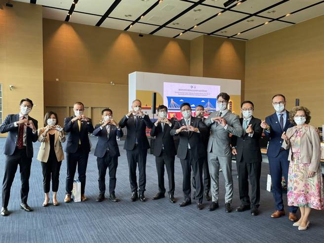 斯洛伐克国会及布拉提斯拉瓦省联合访问团10日到高雄展览馆与高市府签订伙伴协定，盼未来以更紧密关系深化经济、文化、教育领域的合作。（洪浩轩摄）