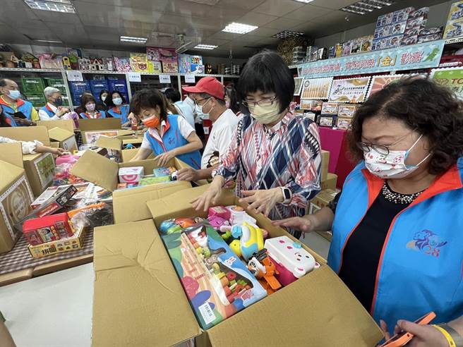 最后一批玩具今天打包封箱，25日将启航送到金门。（王扬杰摄）