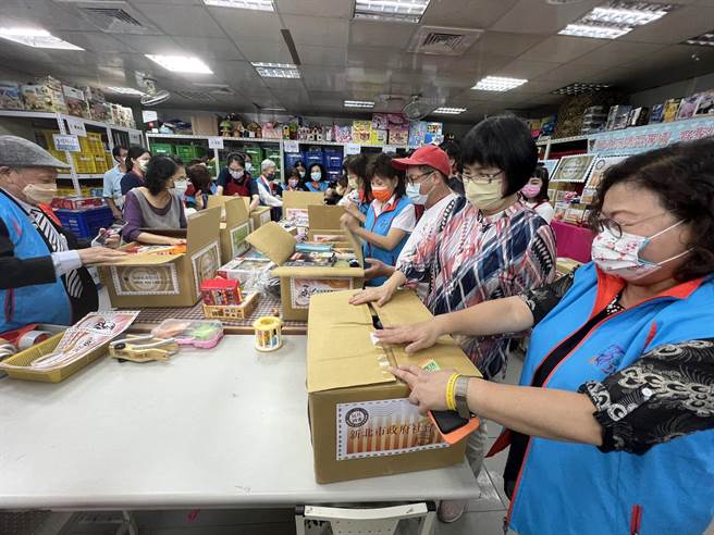 最后一批玩具今天打包封箱，25日将启航送到金门。（王扬杰摄）