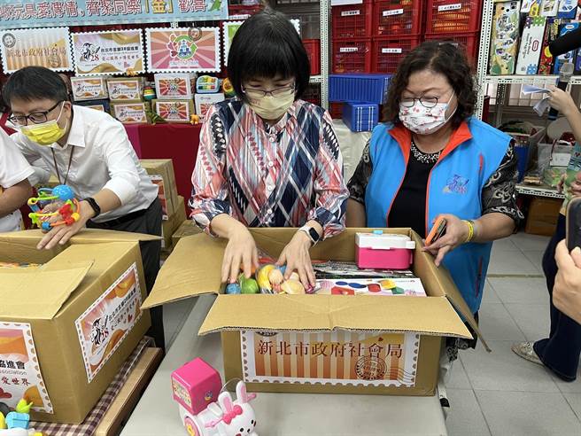 最后一批玩具今天打包封箱，25日将启航送到金门。（王扬杰摄）