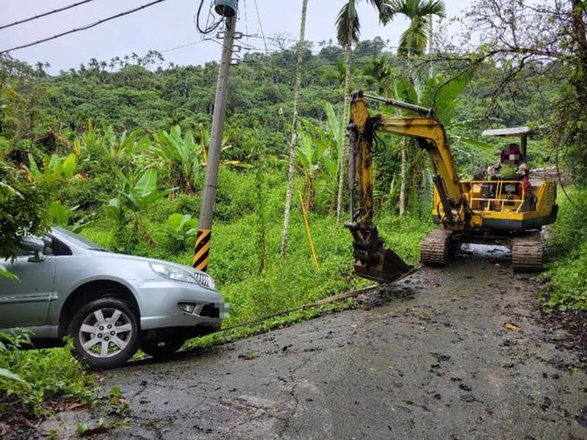  台中市劉姓男子7日開車前往霧峰區，卻被導航帶至山區道路，車輛受困向警方報案求助，警方聯絡當地的桐林守望相助隊，協助調派小型挖土機上山援救。（圖/ 中央社）