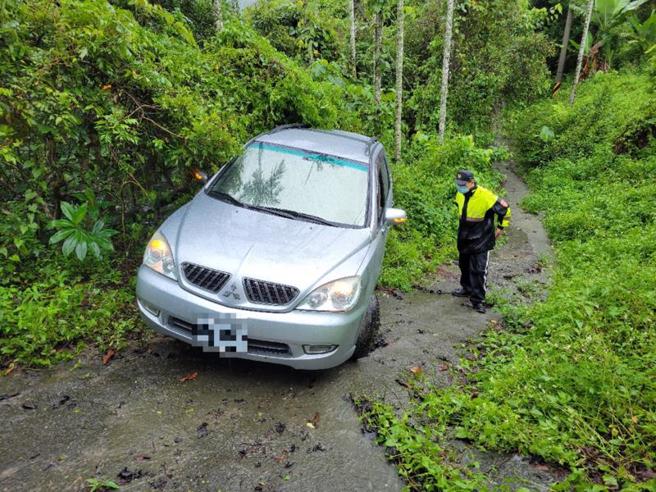 台中市劉姓男子7日開車前往霧峰區，卻被導航帶至山區道路，車輪不慎卡在泥濘土中空轉，向警方報案求助。（圖/ 中央社）