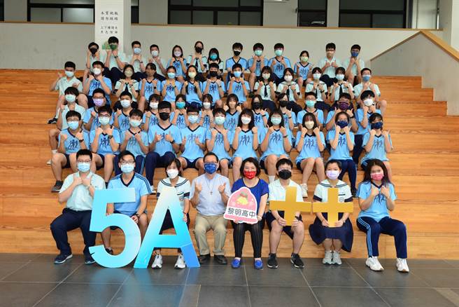 黎明中学校长罗家强（左四）及主任魏溏月（右四）与5A以上64位同学合影。（黎明中学提供／刘秀芬台南传真）