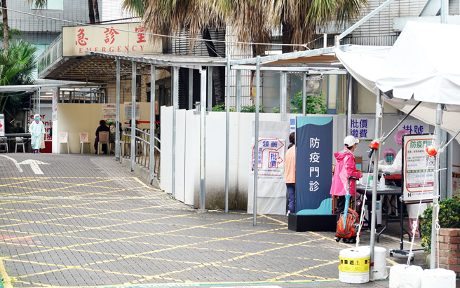 防疫門診外僅見零星的就診民眾，顯得有些冷清。（姚志平攝）