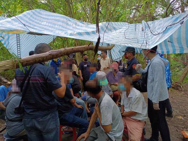 台南市警局第三分局破获藏身安南区安顺排水线旁树林中的职业赌场，逮捕73岁赌场负责人陈姓老妇及17名男女赌客，赌场仅以木头和帆布遮掩，相当简陋。（图/ 中央社）