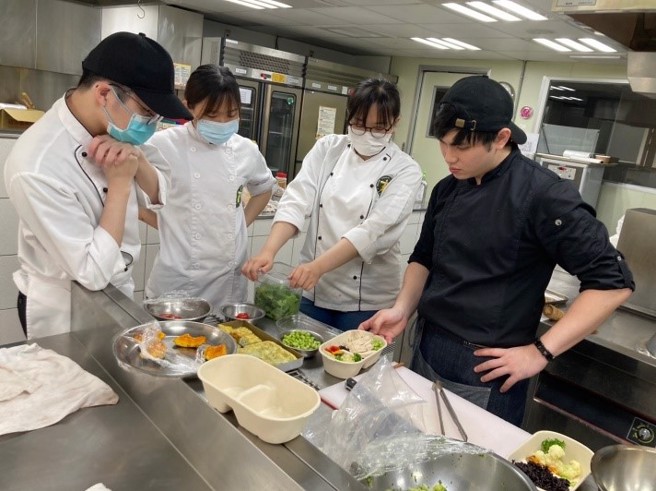 玄奘大学创业团队嗨曜有限公司成员研发新产品。(照片/玄奘大学提供)