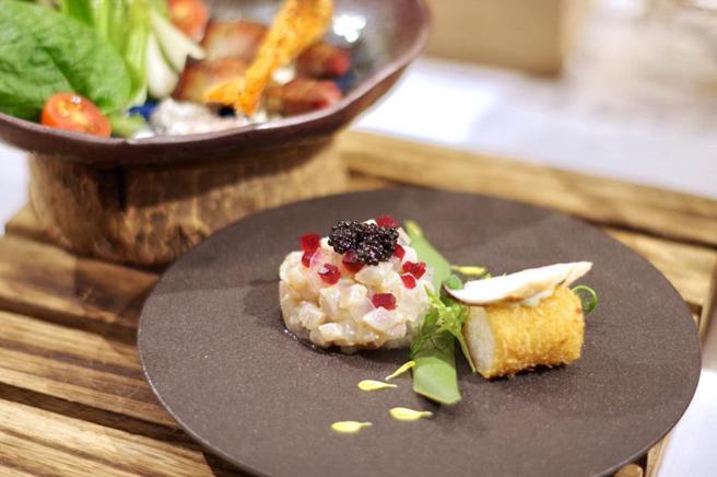 （鸣日厨房三日行程全新上线，餐点主题为「山海原味 · 峡谷慢食」，运用飞鱼、旗鱼等食材入菜。图／雄狮旅游提供）