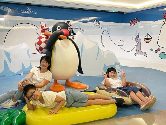（知名动画「Pingu」画风温馨，礁溪到长荣凤凰酒店独家联名推出主题住房案，号召亲子家庭与Pingu一起度假。图／礁溪长荣凤凰酒店提供）
