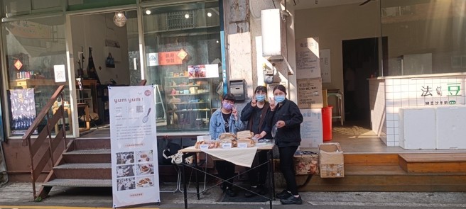 玄奘大学创业团队小心点事业有限公司在新竹城隍庙附近登记处前摆摊，努力推销产品。。(照片/玄奘大学提供)