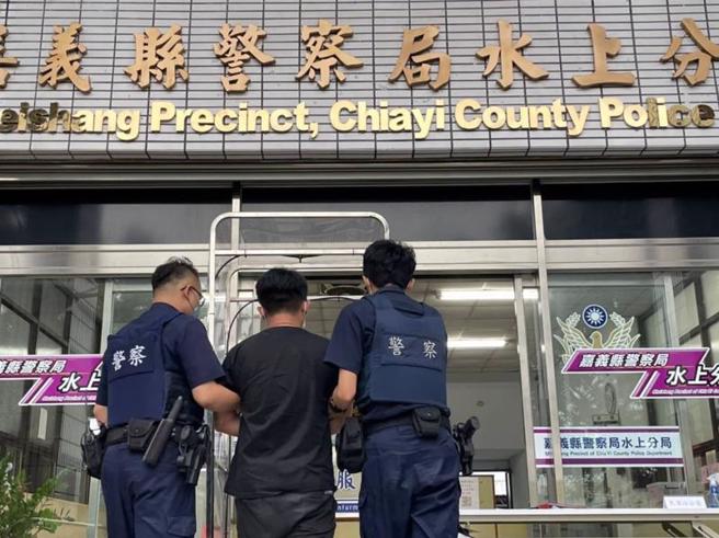 嘉义县蔡姓男子与黄姓女友分手后，持续以电话、简讯要求復合，8日清晨酒后持警棍至黄女住处大声叫嚣并毁损其汽车、伤害黄女，水上分局员警获报赶往现场将蔡男制伏，依跟骚法送办。（图/ 中央社）